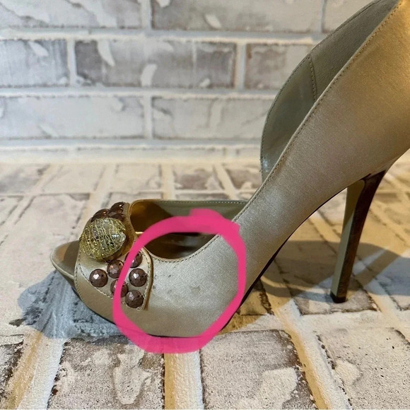 Bakers Sonya Taupe High Heel Faux Wood Grain Heel Studs & Diamond accents Size 8 - Picture 10 of 10